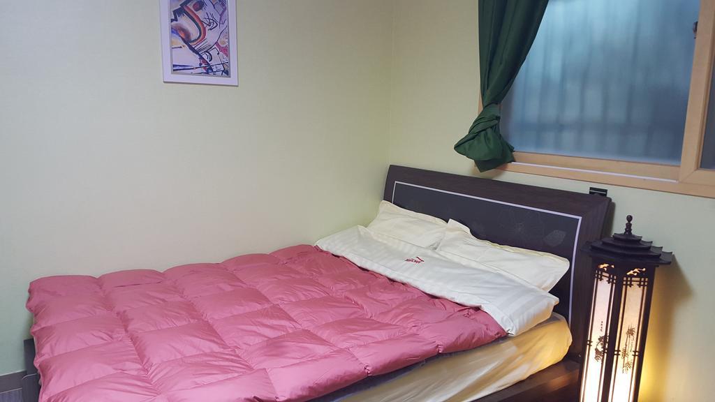 Kimchee Downtown Guesthouse Сеул Стая снимка