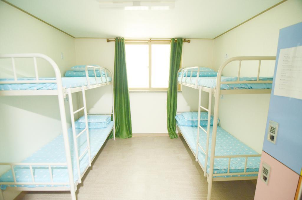 Kimchee Downtown Guesthouse Сеул Стая снимка
